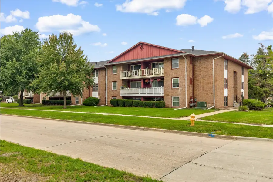 7815 Douglas Avenue #304, Urbandale, IA 50322 - #2