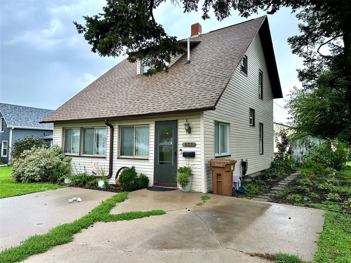 521 Spring Street, Grinnell, IA 50112 - #1