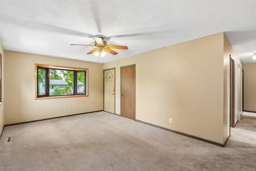 1107 N 10th Avenue E, Newton, IA 50208 - #2