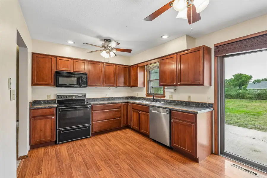 1107 N 10th Avenue E, Newton, IA 50208 - #3