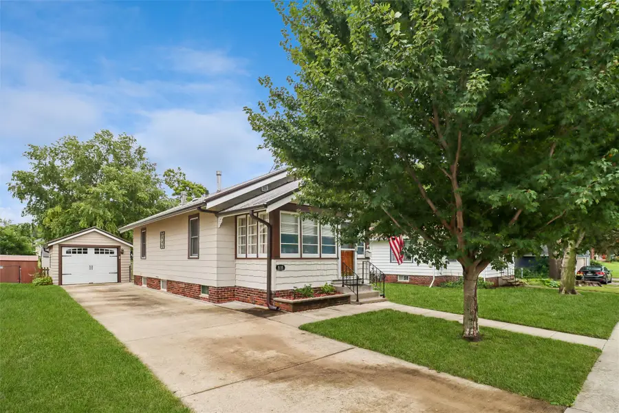 818 E 5th Street N, Newton, IA 50208 - #2