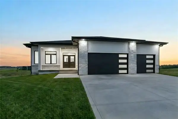 17203 Brookview Drive, Urbandale, IA 50323