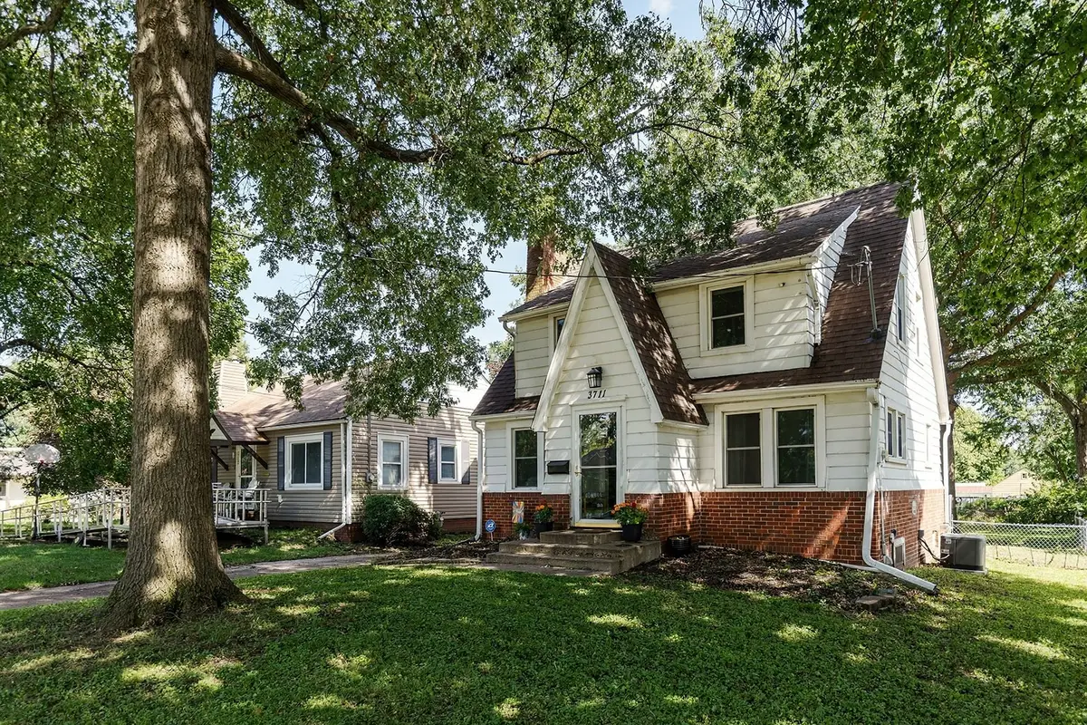 3711 Glover Avenue, Des Moines, IA 50315 - #1