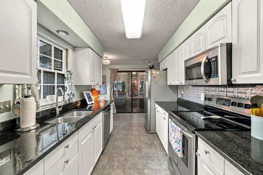 8512 Horton Avenue, Urbandale, IA 50322 - #3