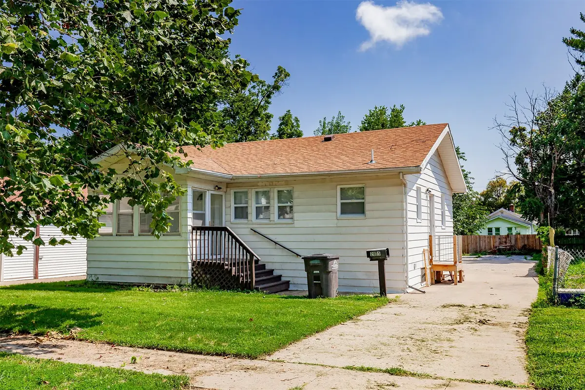 2805 Des Moines Street, Des Moines, IA 50317 - #1