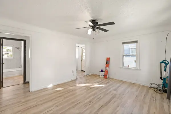 2904 Maple Street, Des Moines, IA 50317