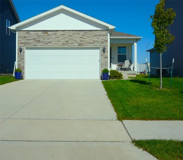1245 NW Williamsburg Lane, Waukee, IA 50263