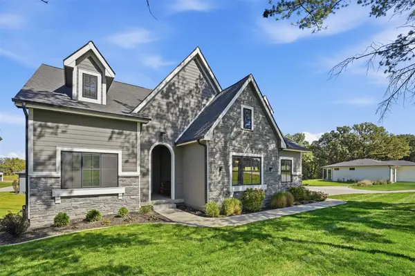 7337 NW Beaver Drive, Johnston, IA 50131