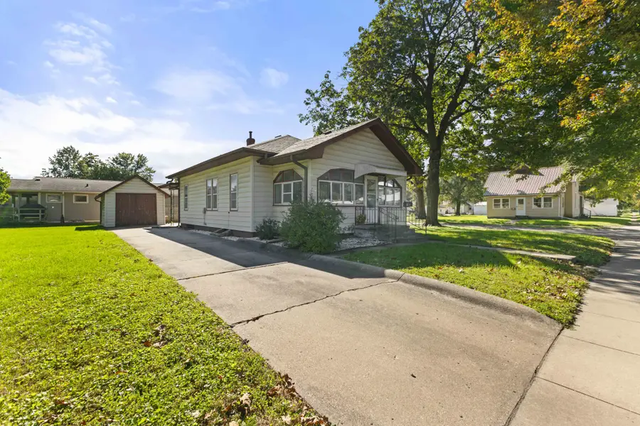 1002 8th Avenue E, Oskaloosa, IA 52577 - #2