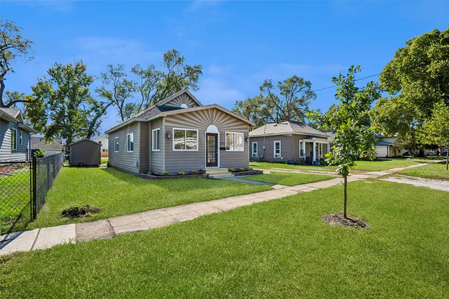2525 Logan Avenue, Des Moines, IA 50317 - #3