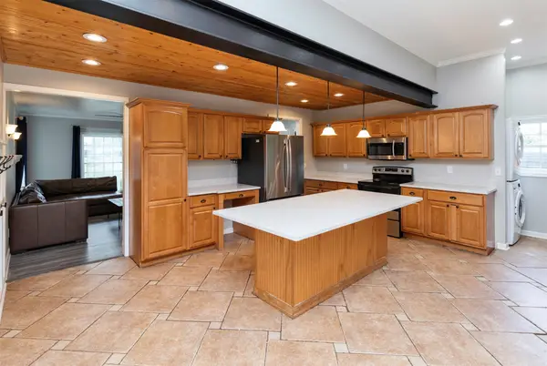 6105 Walnut Hill Drive, Des Moines, IA 50312