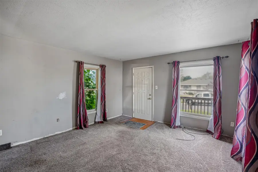 3933 E 27th Street, Des Moines, IA 50317 - #2