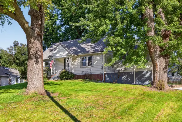 6605 Roseland Drive, Urbandale, IA 50322