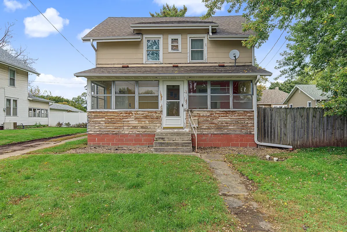 912 N 4th Avenue E, Newton, IA 50208 - #1