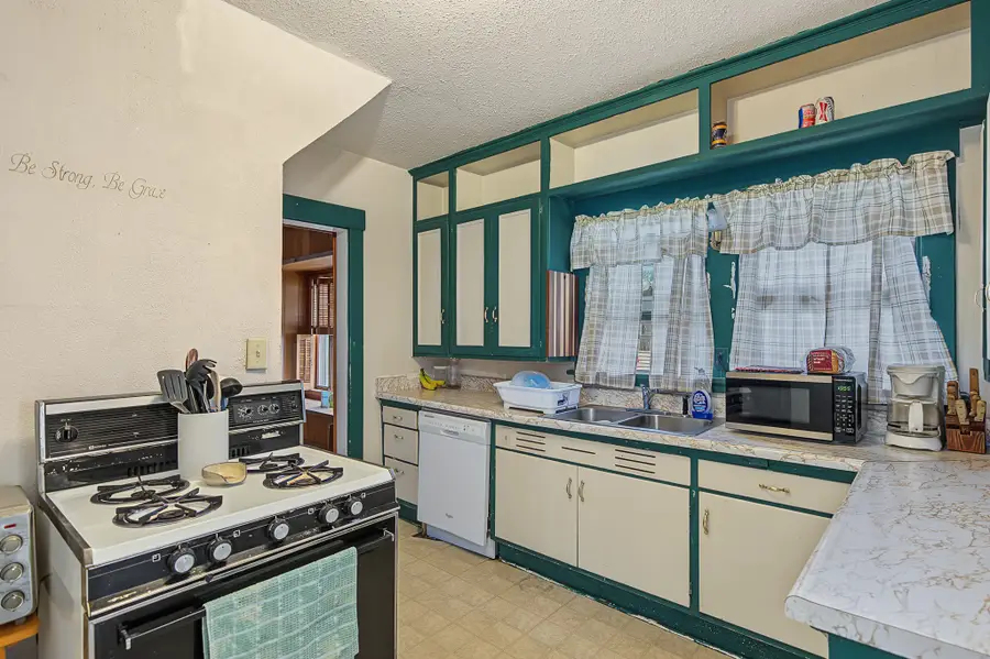 912 N 4th Avenue E, Newton, IA 50208 - #3