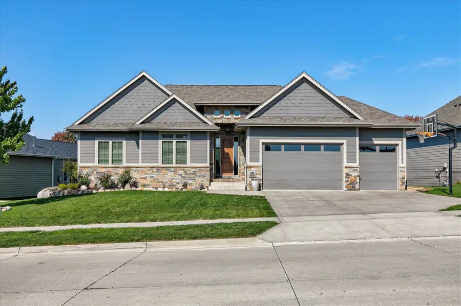 15401 Plum Drive, Urbandale, IA 50323 - #2