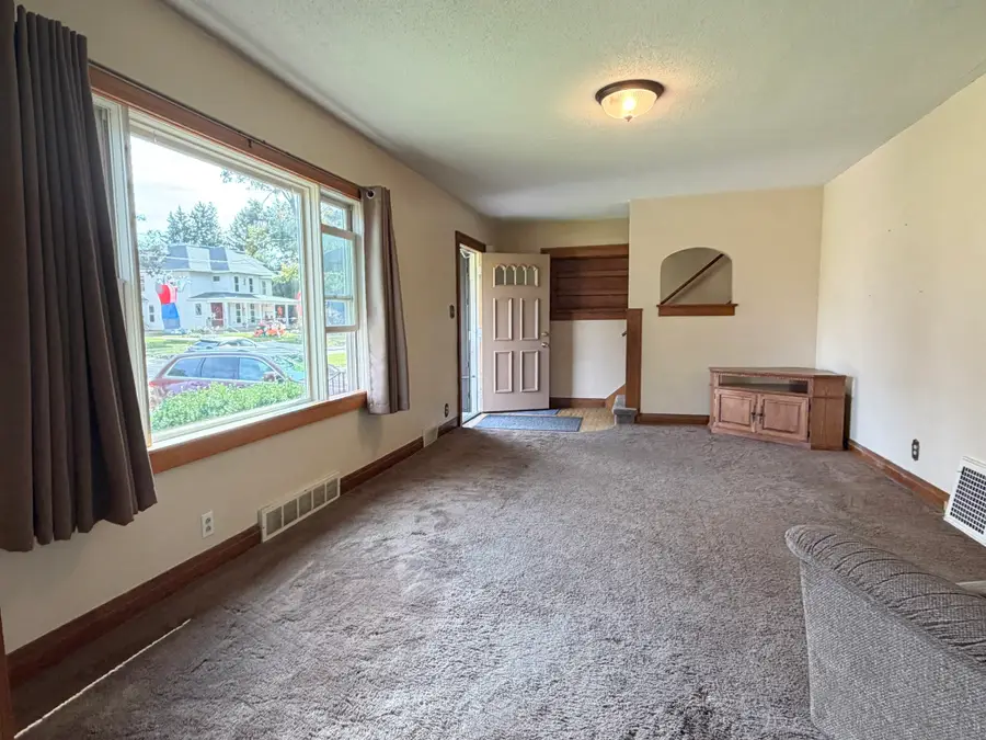 725 E 5th Street N, Newton, IA 50208 - #3