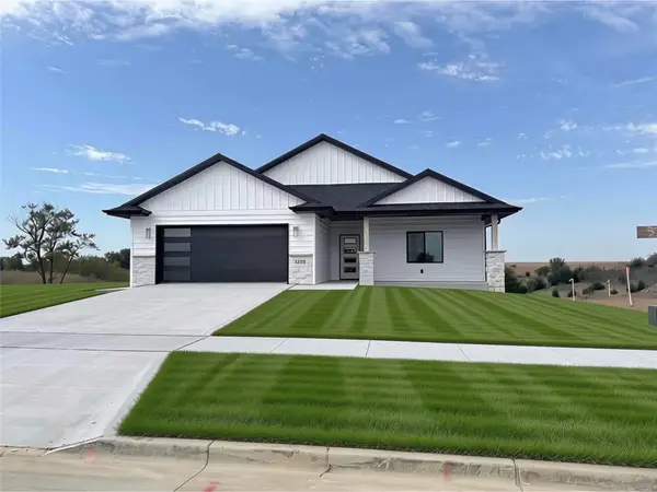 3221 Marigold Circle, Pella, IA 50219