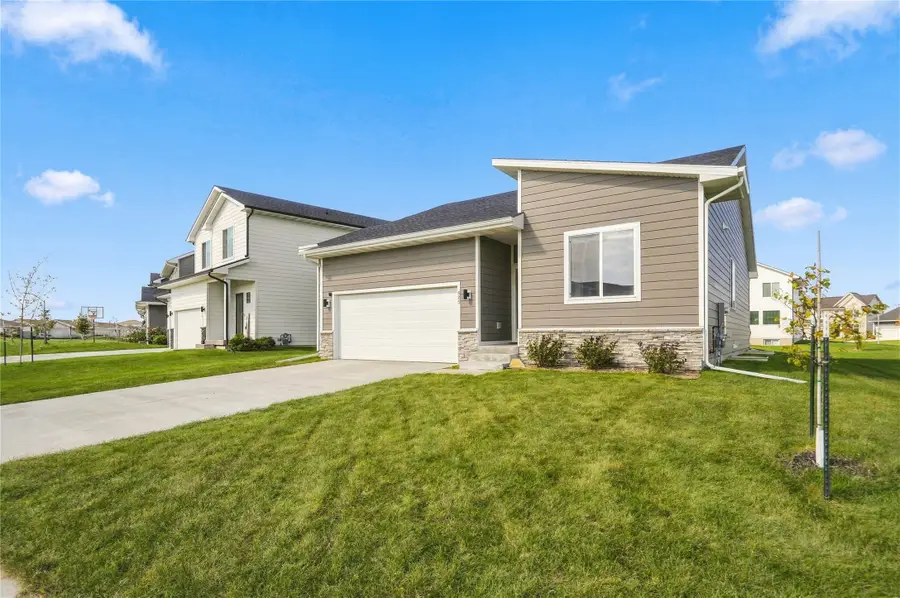 425 NW Compass Avenue, Waukee, IA 50263 - #2