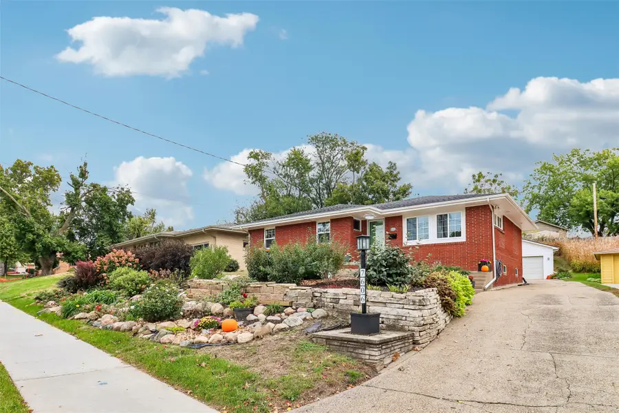 7606 Roseland Drive, Urbandale, IA 50322 - #2
