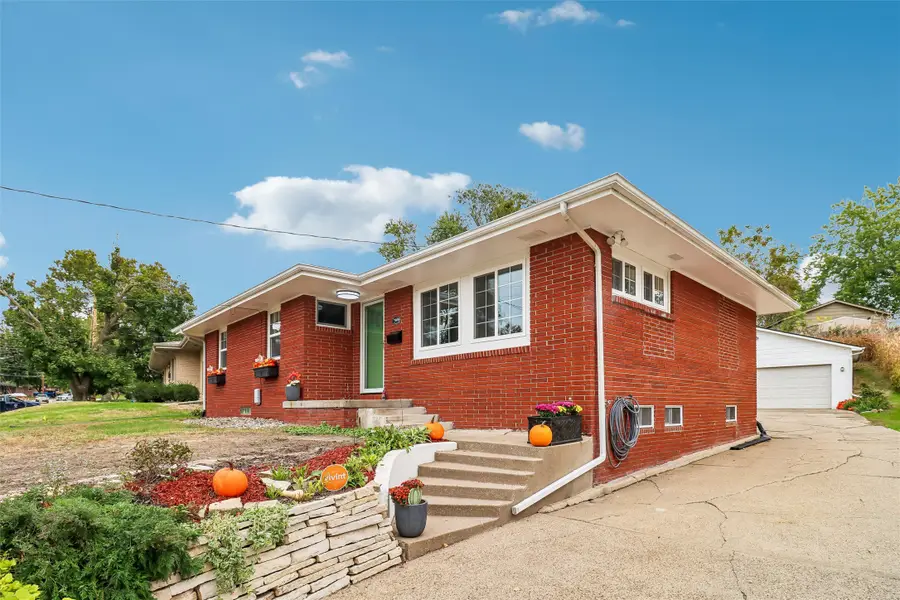 7606 Roseland Drive, Urbandale, IA 50322 - #3