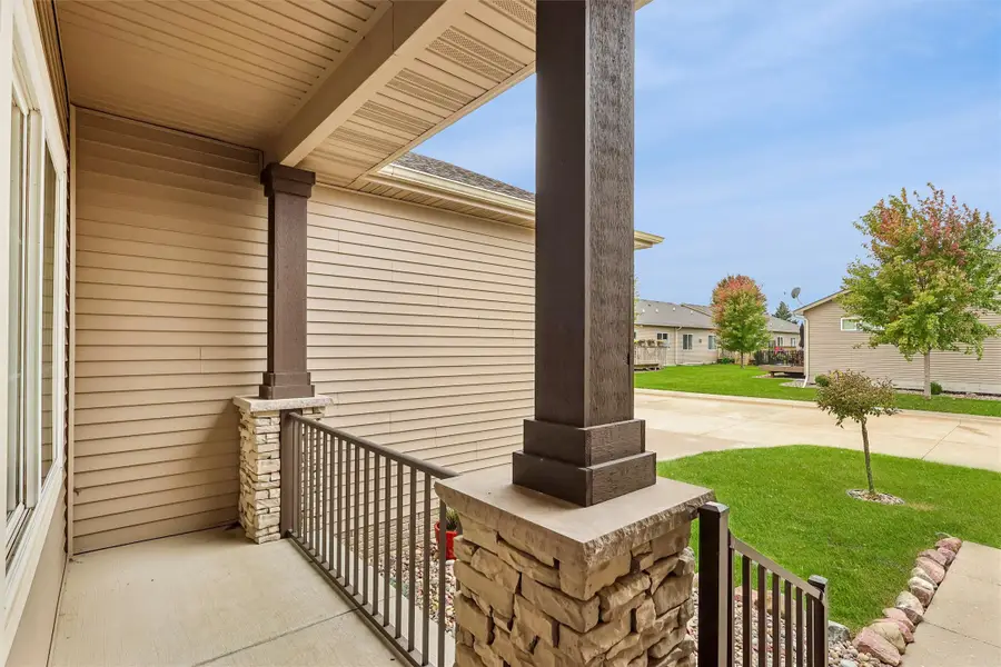 5525 Prairie Parkway, Johnston, IA 50131 - #2