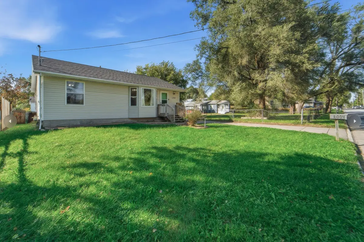 2004 E 39th Street, Des Moines, IA 50317 - #1