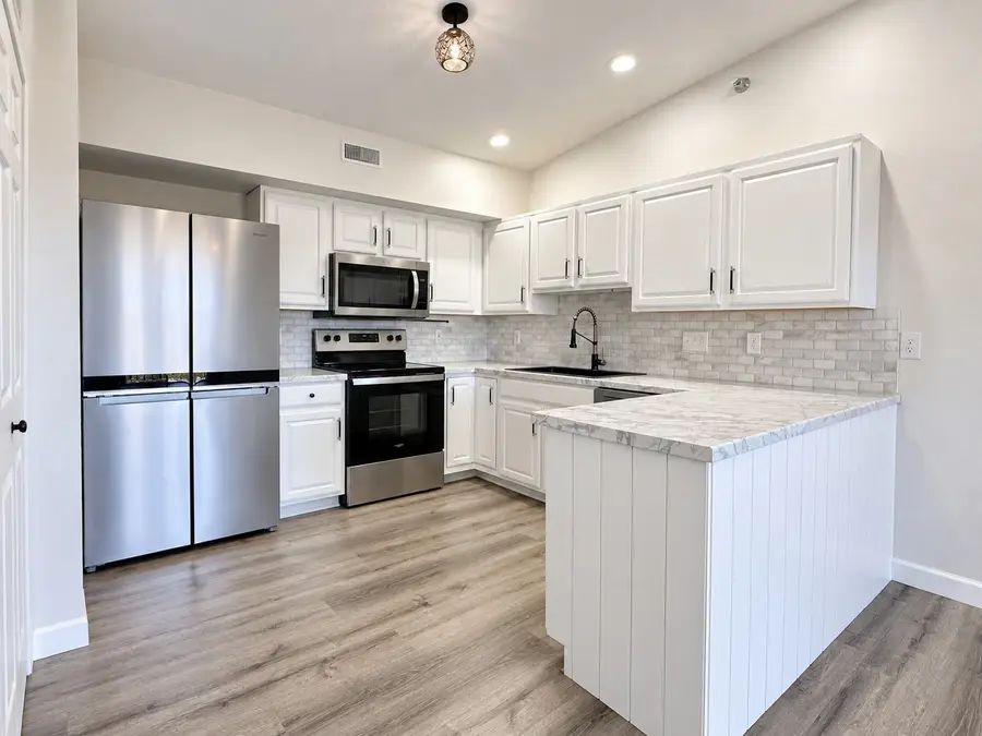 10121 Sutton Drive #10, Urbandale, IA 50322 - #2