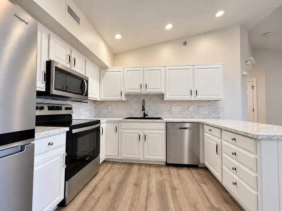 10121 Sutton Drive #10, Urbandale, IA 50322 - #3