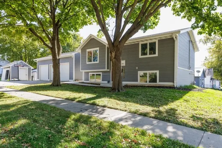 801 S 7th Avenue E, Newton, IA 50208 - #2