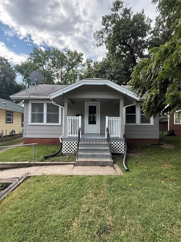 3716 Hickman Road, Des Moines, IA 50310
