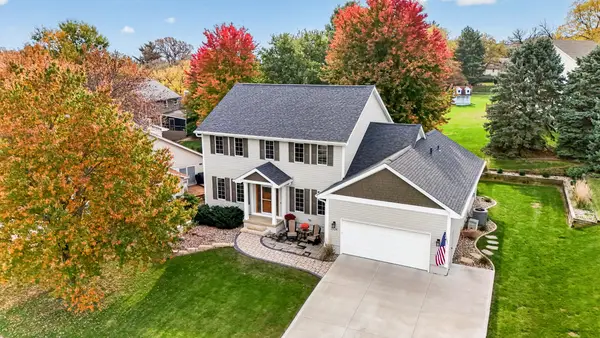 2524 Country Side Place, West Des Moines, IA 50265
