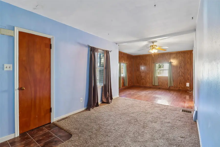 1305 E 33rd Court, Des Moines, IA 50317 - #3
