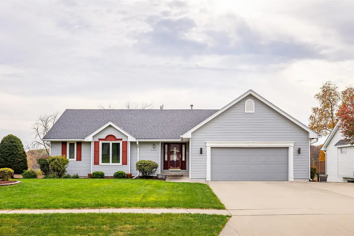 2555 E Leach Avenue, Des Moines, IA 50320 - #1