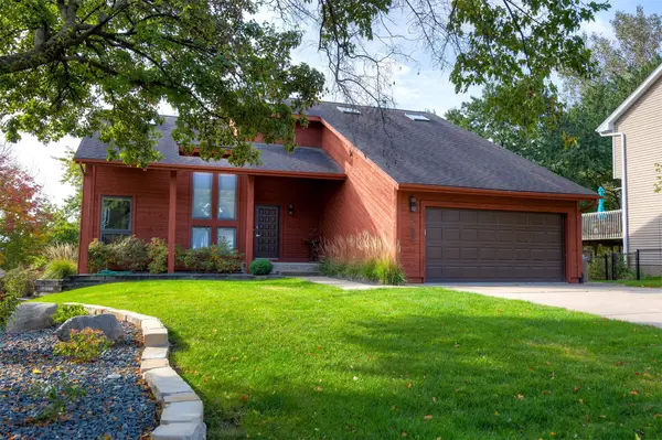 2304 Ridgewood Drive, West Des Moines, IA 50265