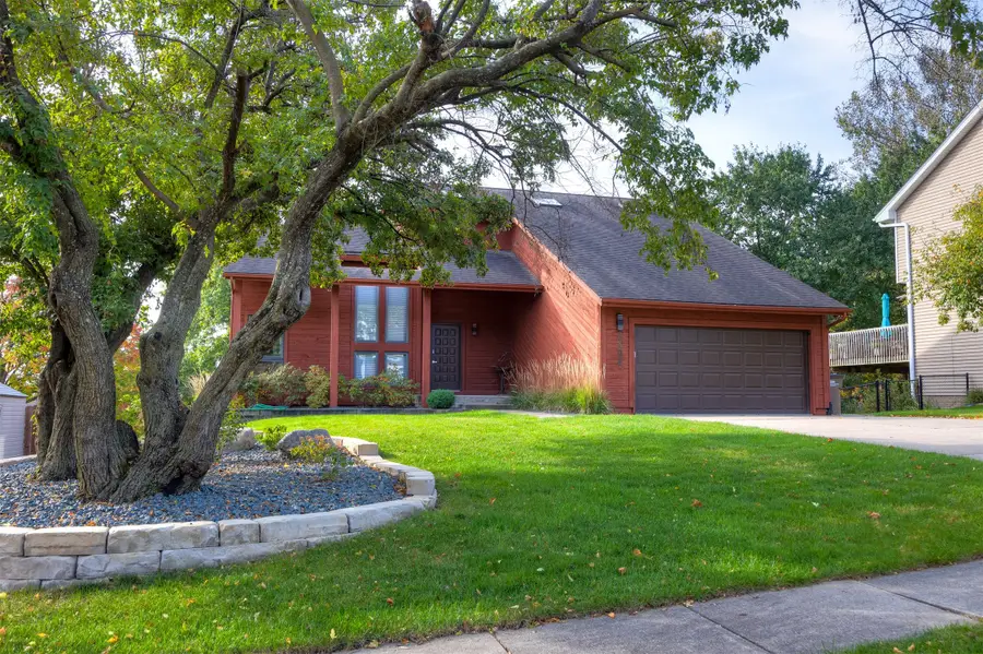 2304 Ridgewood Drive, West Des Moines, IA 50265 - #2