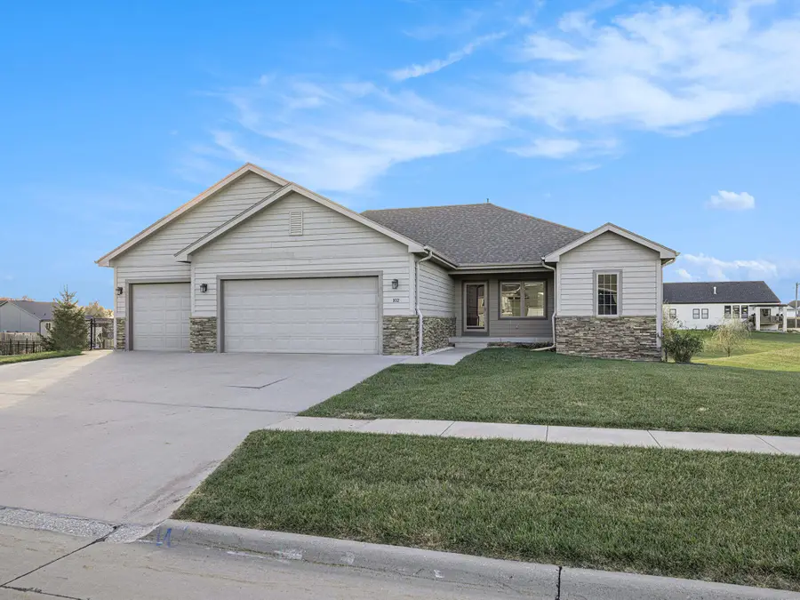 102 Firethorn Drive, Treynor, IA 51575 - Image #2