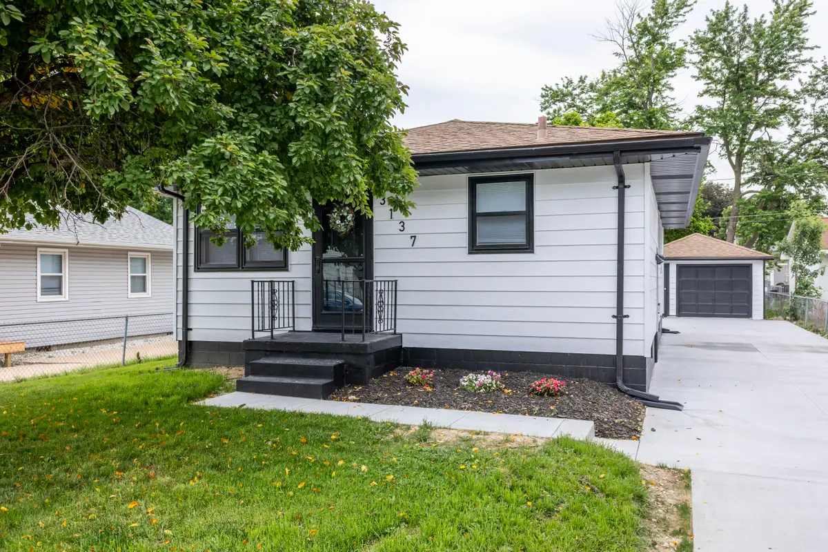 3137 Avenue H, Council Bluffs, IA 51501 - #1