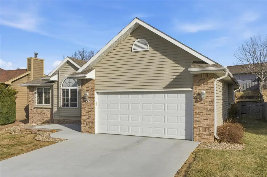 327 E Ferndale Drive, Council Bluffs, IA 51503 - Image #2