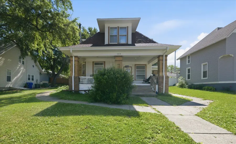 209 N Walnut Street, Avoca, IA 51521 - #2