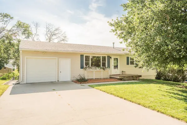 205 Harolds Drive, GLENWOOD, IA 51534