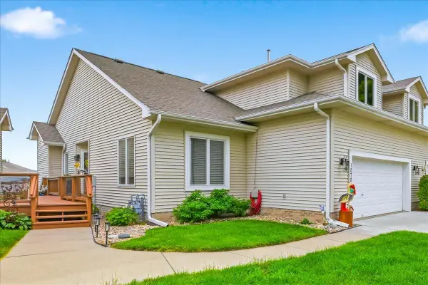 1070 Waters Edge Court, CARTER LAKE, IA 51510