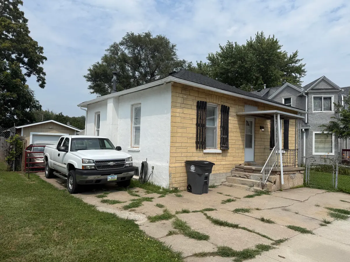 742 W Washington Avenue, Council Bluffs, IA 51503 - #1