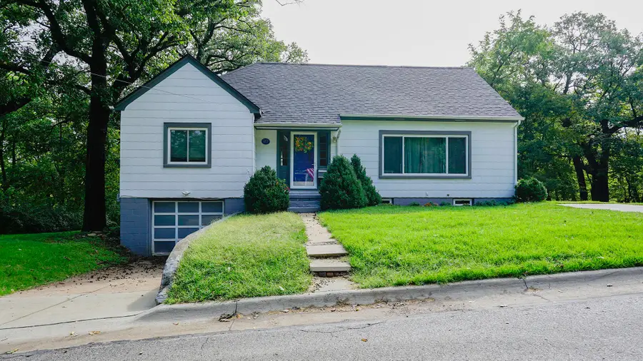 917 Grandview Avenue, Council Bluffs, IA 51503 - #2