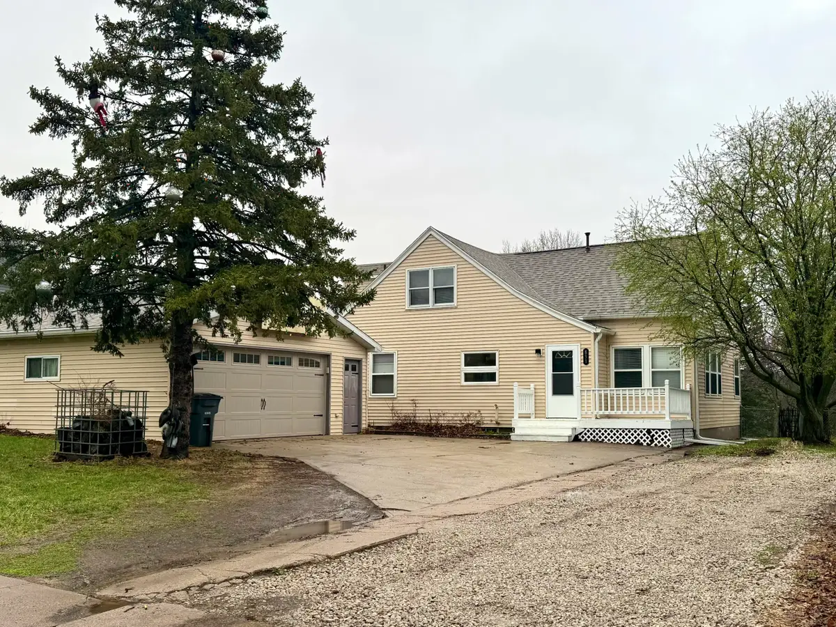 831 Palmer Avenue, Oakland, IA 51560 - #1