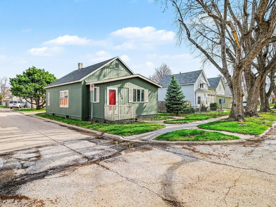2324 Avenue D, Council Bluffs, IA 51501 - #2