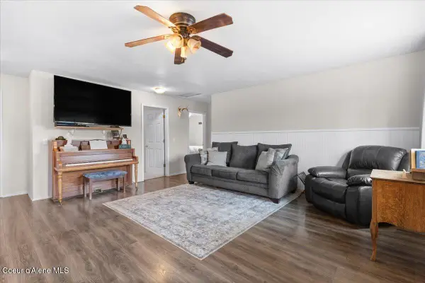 286 E Dufort Rd, Sagle, ID 83860