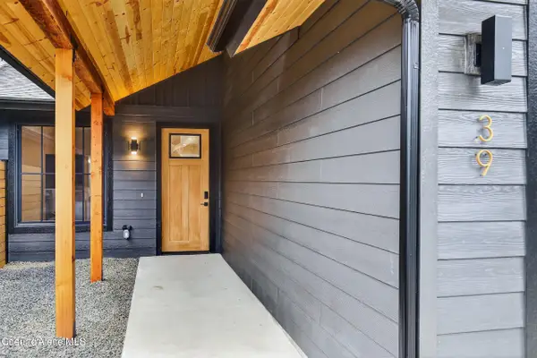 39 Rebecca LN, Nordman, ID 83848
