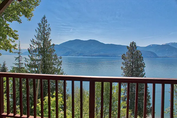 93 Blue Jay DR, Sagle, ID 83860
