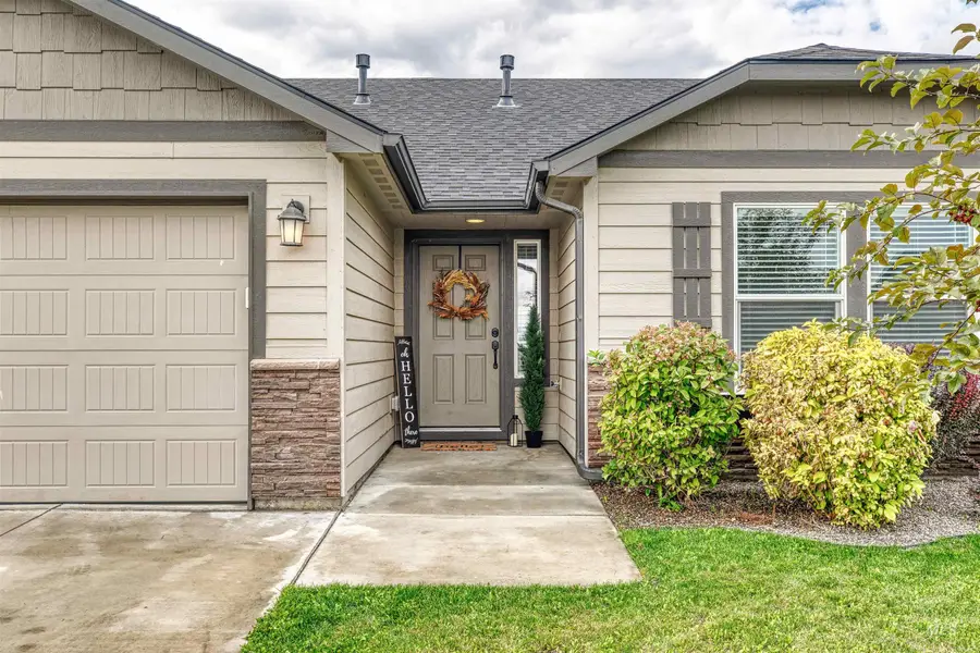 317 Cliff Swallow Ave, Caldwell, ID 83605 - Image #2